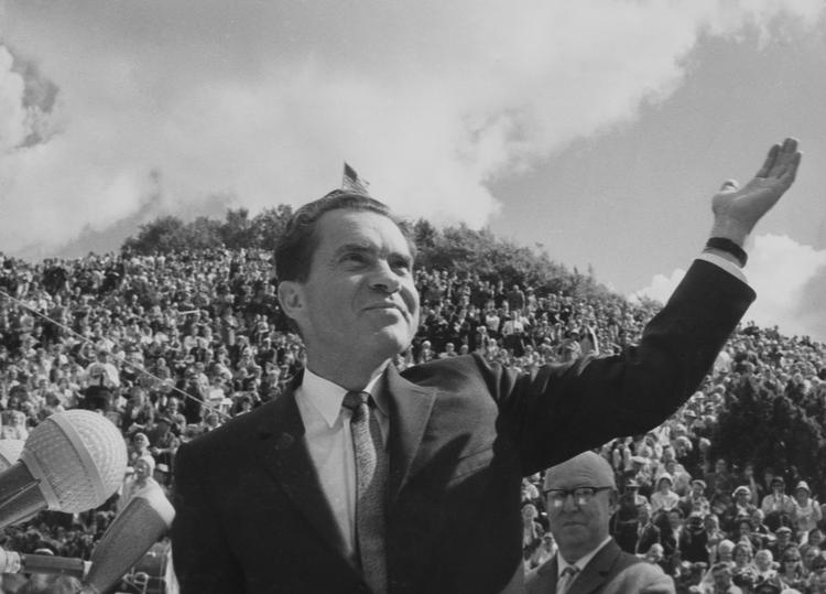 Man følger Richard Nixon på hans vej mod magten –  her er han på besøg ved Rebild Bakker i 1962 – og hans nedtur, da han må gå af efter at have brugt ufine metoder for at bevare magten. 
   Foto: Erik Petersen/POLFOTO