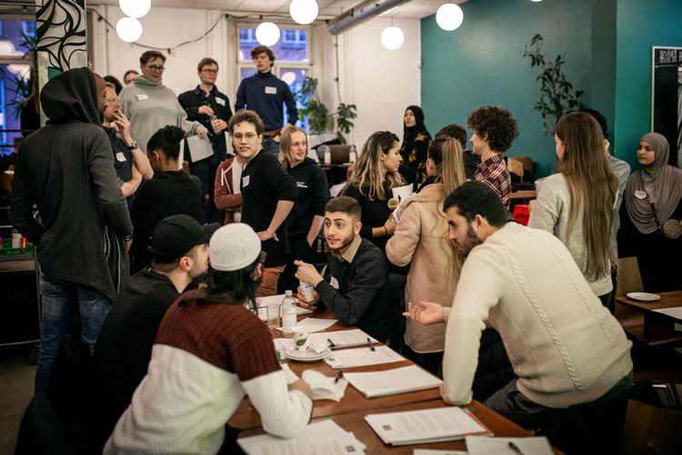 30 unge fra Vestegnen, Mjølnerparken, Middelfart og Herning bruger  weekenden  på Nørrebro for at finde løsninger på, hvordan man forebygger radikalisering Foto: Jens Hartmann Schmidt/POLFOTO