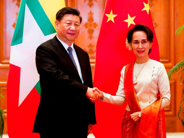 Kinas præsident Xi Jinping og Myanmars leder Aung San Suu Kyi. Målet med mødet mellem de to ledere var at styrke de politiske og økonomiske bånd mellem landene.  Foto: Nyein Chan Naing/Ritzau Scanpix