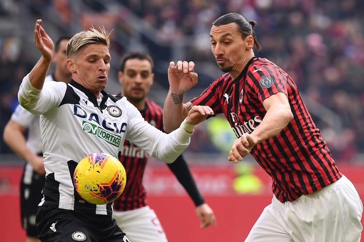 For en sjælden gangs skyld blev Zlatan Ibrahimovic (th.) scoringsmæssigt overgået af Jens Stryger Larsen (tv.), men det var AC Milan, der vandt kampen.   Foto: Marco Bertorello/Ritzau Scanpix
