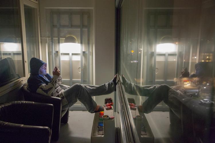 Nedim Yasar fotograferet for nedrullede gardiner på sin hemmelige adresse, efter at han var trådt ind i Kriminalforsorgens exitprogram for tidligere bandemedlemmer. Arkivfoto. Foto: Miriam Dalsgaard/POLFOTO