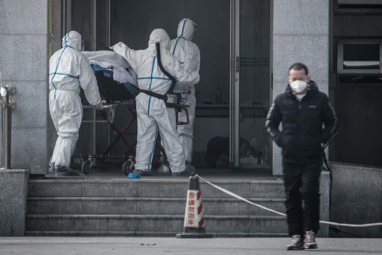 Personale iført sikkerhedsdragter bringer en patient på hospitalet i den kinesiske by Wuhan, hvor et nyt virus er brudt ud. Foto: Str/Ritzau Scanpix