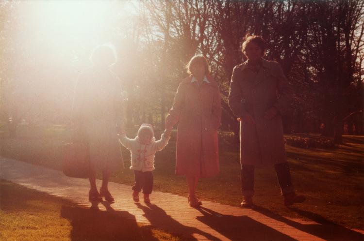 Familien Kovács i modlys, men det er mørket fra fortiden, der skaber de største problemer. Foto: Fra filmen