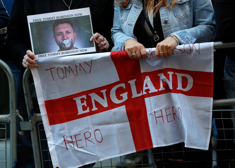 Man kan få sin Facebookprofil blokeret, hvis man gentagne gange omtaler den stærkt højreorienterede britiske  aktivist Tommy Robinson, som demonstranter her kræver løsladt efter, efter at han i 2018 blev fængslet for foragt for retten.  Foto: Peter Nicholls/Ritzau Scanpix