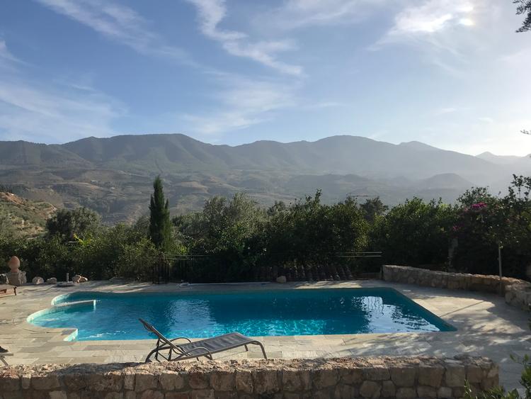 I en lille tidslomme i de andalusiske bjerge ligger højskolen Gardens of Lemons. Når kursusdagen er omme, er der god mulighed for at udforske området eller slænge sig ved poolen. Foto: Eva Holtegaard-Kasler