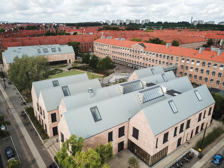 Der er små pladser overalt omkring skolens nybygninger. Foto: JJW