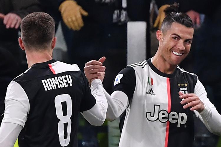 Cristiano Ronaldo, der her fejrer sammen med holdkammeraten Aaron Ramsey, bliver ved med at vise skarphed for Juventus, når det gælder. 
   Foto: Marco Bertorello/Ritzau Scanpix