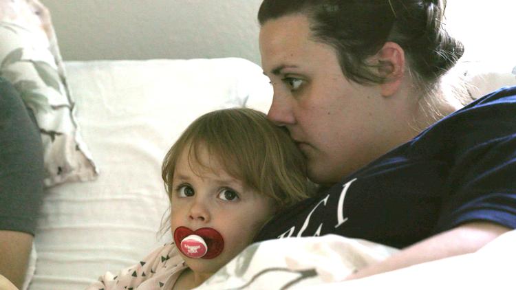 Katharina er mor til lille Nora, men hun plages af dårlig samvittighed, fordi hun både er i gang med en uddannelse, løber gange om ugen, har tre jobs og<AS> også helst skal »være sammen med Nora 24/7«. Foto: DR