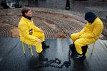'Gud bevare Danmark' er et levende kunstværk. Performancekunstner Marie Hauge Jensen og imam Naveed Baig har lænket sig sammen. Foto: Martin Lehmann