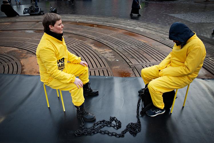 'Gud bevare Danmark' er et levende kunstværk. Performancekunstner Marie Hauge Jensen og imam Naveed Baig har lænket sig sammen. Foto: Martin Lehmann
