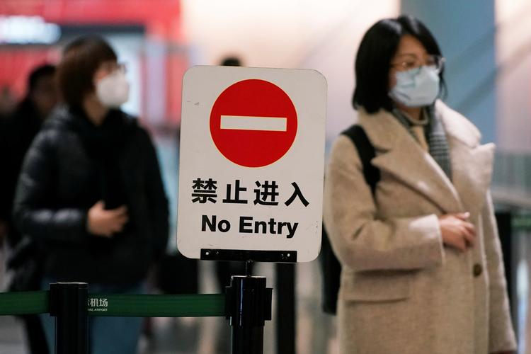 Passagerer bærer maske i Hongqiao Internationale Airport i Shanghai. Foto: Aly Song/Ritzau Scanpix