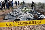 Pressen er opstillet på stedet, hvor ni kvinder og børn blev skudt og dræbt i november sidste år i Galeana, Mexico. Området er kendt som centrum for rivaliserende narkokarteller. 
