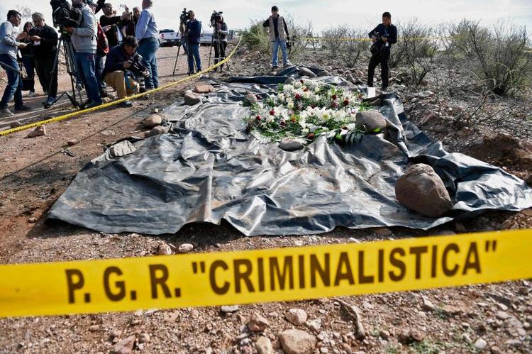 Pressen er opstillet på stedet, hvor ni kvinder og børn blev skudt og dræbt i november sidste år i Galeana, Mexico. Området er kendt som centrum for rivaliserende narkokarteller. 