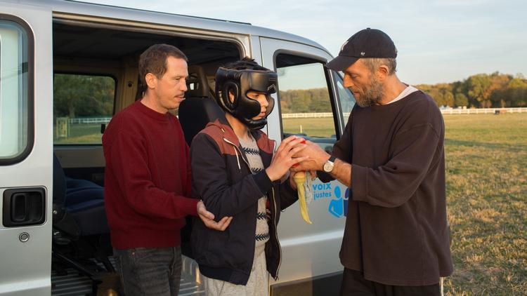 Socialarbejderne Bruno (Vincent Cassel og Malik (Reda Kateb) hjælper den svært handicappede Valentin, som en af de unge, uudannede hjælper formår at nå ind til.  