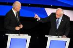 Joe Biden (tv) og Bernie Sanders er to af favoritterne ved demokraternes primærvalg, hvor der for alvor er skruet op for retorikken på det seneste. Foto: Robyn Beck/Ritzau Scanpix
