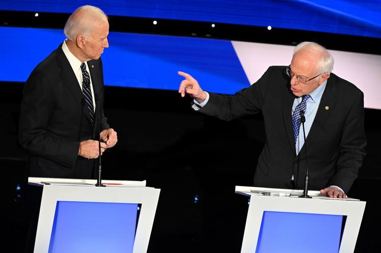 Joe Biden (tv) og Bernie Sanders er to af favoritterne ved demokraternes primærvalg, hvor der for alvor er skruet op for retorikken på det seneste. Foto: Robyn Beck/Ritzau Scanpix