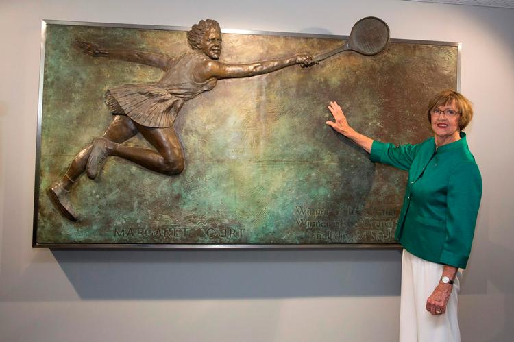 Margaret Court står her ved et kunstværk af sig selv, der er opsat ved Margaret Court Arena på Australian Opens anlæg i Melbourne Park. Hendes sportslige resultater er der respekt om, men hendes menneskesyn bliver foragtet af mange. 
   Foto: Fiona Hamilton/Ritzau Scanpix