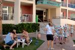 På ferieøen Mallorca bliver hotellerne mere og mere konceptuelle: Nogle tiltrækker børnefamilier, andre de unge og festglade, og andre igen er forbudt for børn under 16. Hotel Alcudia Pins er forbeholdt børnefamilier. 
   Foto: Peter Hove Olesen/POLFOTO