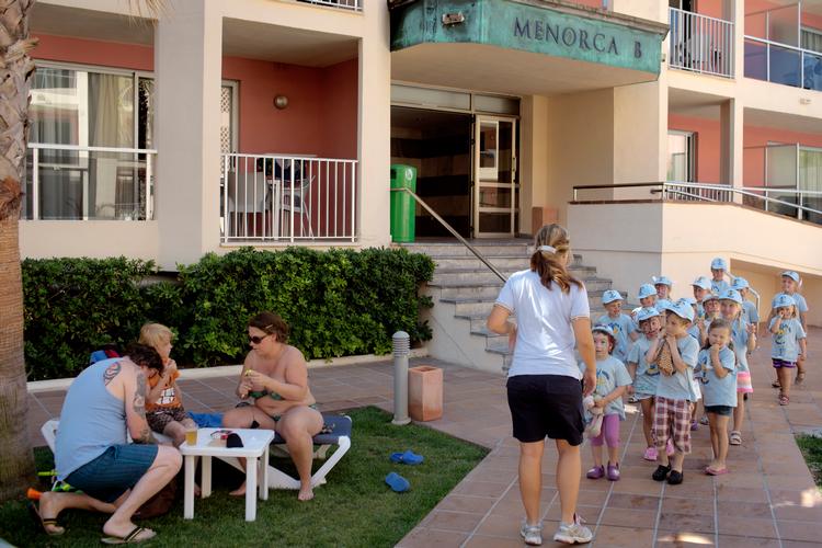 På ferieøen Mallorca bliver hotellerne mere og mere konceptuelle: Nogle tiltrækker børnefamilier, andre de unge og festglade, og andre igen er forbudt for børn under 16. Hotel Alcudia Pins er forbeholdt børnefamilier. 
   Foto: Peter Hove Olesen/POLFOTO