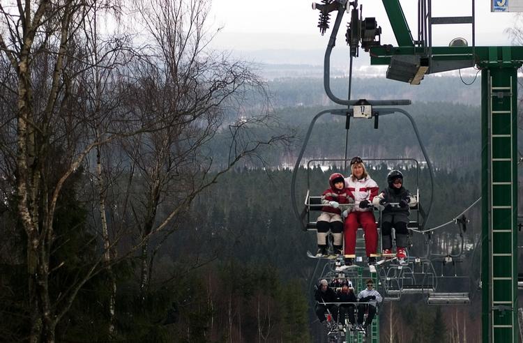 Hvis alt går vel, så åbner Vallåsen en enkelt piste i vinterferien, så danske gæster kan køre på det hvide i alt det brune Foto: Anders Birch/POLFOTO