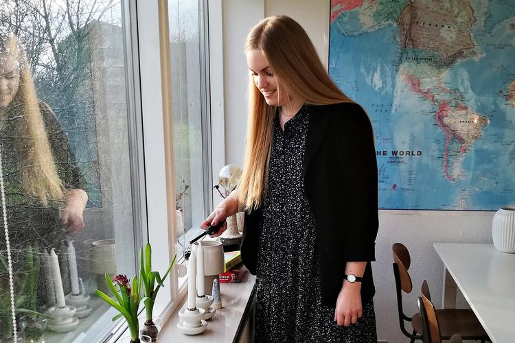 26-årige Ninna Hedegård nåede at få aktiveret sin sundhedsforsikring, inden staten greb ind. Dermed fik hun rundt regnet halveret behandlingstiden på sit ødelagte knæ. Privatfoto. 
   Foto: Privatfoto