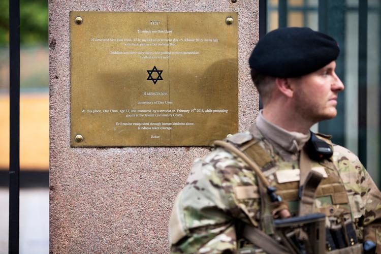 Soldater bevogter den jødiske synagoge i Krystalgade i København. Soldater overtog fredag morgen nogle af politiets opgaver og bevogter nu den jødiske synagoge i København og grænsen. I alt 160 soldater er foreløbig indsat i København frem til udgangen af marts. Foto: Thomas Borberg/POLFOTO