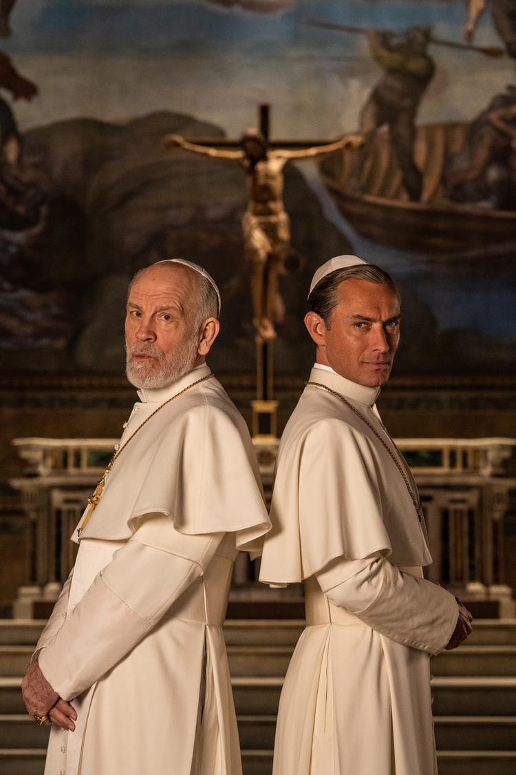 I 'The New Pope' overtager John Malkovich pavetitlen fra Jude Law.  Foto: Foto: C More / Fremantle. 