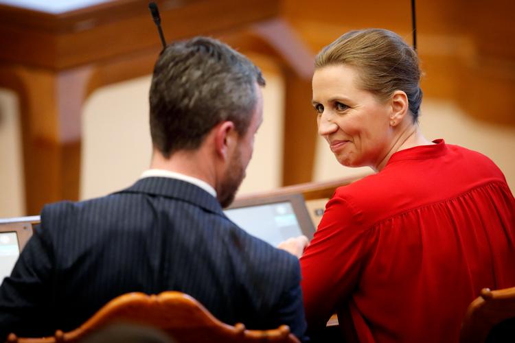 Partilederne var tirsdag samlet til debat i Folketingssalen. Øverst Venstres formand Jakob Ellemann-Jensen og statsminister Mette Frederiksen (S). Nederst Nye Borgerliges formand Pernille Vermund og udlændinge- og integrationsminister Mattias Tesfaye. Foto: Jens Dresling/POLFOTO