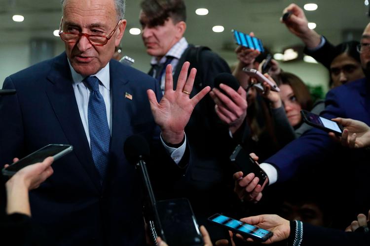 Demokraternes minoritetsleder i Senatet taler med pressen i en pause på den første dag i rigsretssagen mod præsident Trump.  Foto: Alex Wong/Ritzau Scanpix