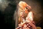 Marie-Antoinette spiller selv med i en teatertrups sci-fi-historie om bønder, der i fremtiden gør oprør iført gule veste. Foto: Jens Hartmann Schmidt/POLFOTO