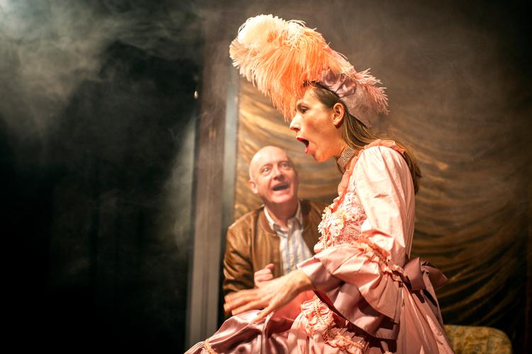 Marie-Antoinette spiller selv med i en teatertrups sci-fi-historie om bønder, der i fremtiden gør oprør iført gule veste. Foto: Jens Hartmann Schmidt/POLFOTO