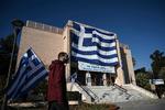 Teatret i Mytilene på Lesbos er smykket med det græske flag.  Foto: Aris Messinis/Ritzau Scanpix