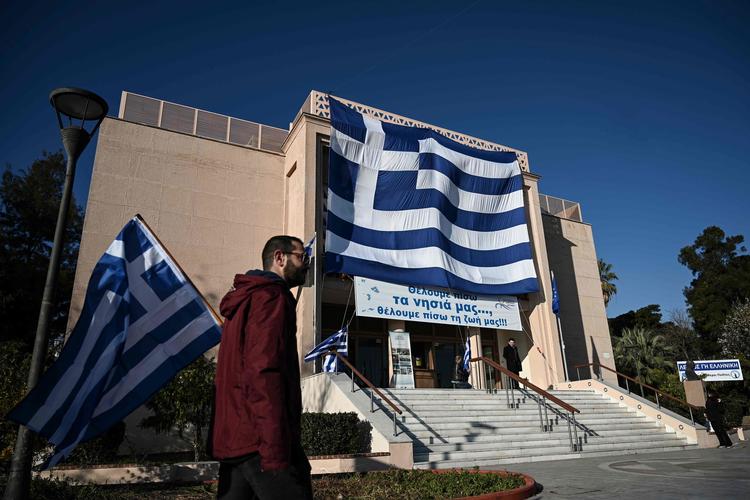 Teatret i Mytilene på Lesbos er smykket med det græske flag.  Foto: Aris Messinis/Ritzau Scanpix