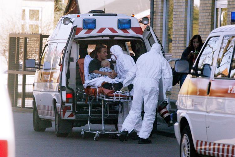 I 2003 var der sars-alarmer i hele verden. Denne var i Kastrup Lufthavn, da en lille dreng pludselig fik høj feber i et fly fra Singapore. Alarmen viste sig dog at være falsk. Foto: Gert Jensen/POLFOTO