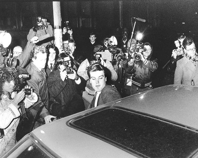 Hvorfor skulle så smuk en ung mand, der havde verden for sine fødder, egentlig begå mord? 