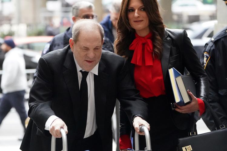 Film producer Harvey Weinstein ses her ankomme til retten i New York sammen med advokat, Donna Rotunno. Foto: Carlo Allegri/Ritzau Scanpix