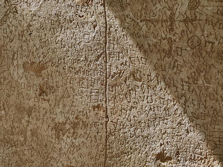 Nannetti var patient på det psykiatriske hospital i  etruskerbyen Volterra, og her gik han i flere år og ridsede en lang tekst ind i muren med sit bæltespænde.   