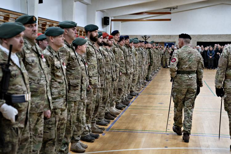 Chefen for Hæren, generalmajor Michael Anker Lollesgaard inspicerer paraden, da soldater fra Aalborg Kaserne var samlet til afskedsparade, tirsdag den 14. januar 2020. Men soldaterne bliver i Danmark indtil videre, siger forsvarsminister, Trine Bramsen (S). Foto: Henning Bagger/Ritzau Scanpix