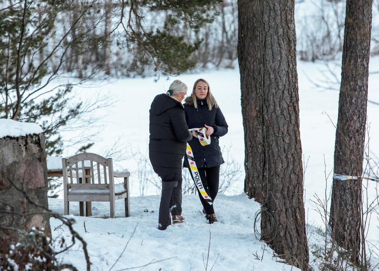 Politiet arbejder uden for huset, hvor den forsvundne Anne-Elisabeth Hagen boede sammen med sin mand, ejendomsinvestor Tom Hagen. Hun er nu formelt erklæret død, selv om politiet ikke med sikkerhed ved, at hun er død. Foto: Ntb Scanpix/Ritzau Scanpix