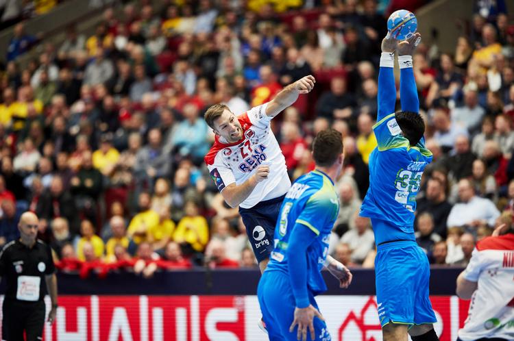 Norges Harald Reinkind trykker af mod det slovenske mål under kampen i Malmø onsdag aften, som nordmændene vandt 33-30. Begge hold er klar til EM-slutrundens semifinaler.   Foto: Tt News Agency/Ritzau Scanpix