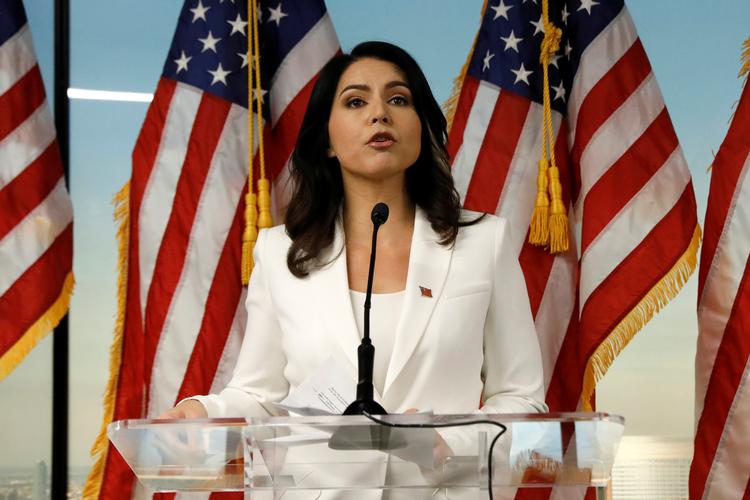 Tulsi Gabbard sidder i dag i Repræsentanternes Hus for Demokraterne. Her taler hun i New York. Foto: Brendan Mcdermid/Ritzau Scanpix