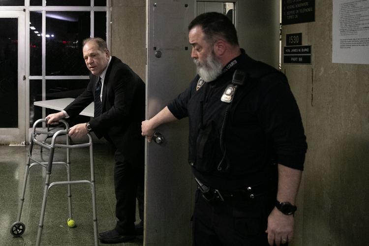 En tyndere udgave af Harvey Weinstein forlader retsbygningen.  Foto: Jeenah Moon/Ritzau Scanpix