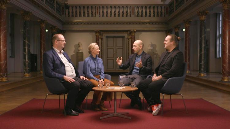 Kongehusekspert Lars Hovbakke Sørensen, royalist Ulla Tofte, DR-vært Adam Holm og republikaneren Lars Trier Mogensen diskuterede monarkiets rolle i dagens Danmark. Foto: DR