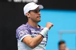 »Det var en svær kamp. Alex spillede fantastisk, og han havde opbakning fra tilskuerne ... Men jeg elsker at spille i sådan en kulisse«, sagde  Dominic Thiem ifølge nyhedsbureauet AFP efter den slidsomme sejr i fem sæt. 

 Foto: David Gray/Ritzau Scanpix