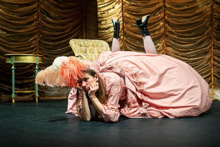 Malin Rømer Brolin-Tanis virkelighedsfjerne rokokodronning Marie-Antoinette liver gevaldigt  op, når hun får gul vest på. Som det siges undervejs: »Vi står i nutiden og er en parodi på fortiden, fordi vi frygter fremtiden«. Foto: Jon Kort