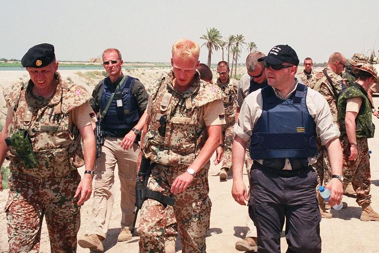 Irak. daværende forsvarsminister Søren Gade (V) besøgte ofte de danske styrker i det sydlige Irak. Her besøger han det danske Hold 3 nogle måneder før Hold 4 gennemførte Operation Green Desert.


   Foto: Forsvarsministeriet/POLFOTO