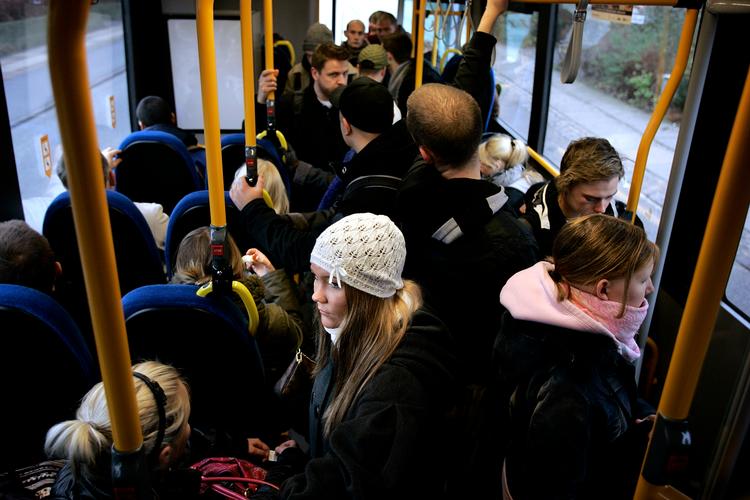 Passagerpulsen - en organisation under Forbrugerrådet Tænk - har fungeret som et talerør for kunderne i busser, tog og metro. Den har været kritisk. For kritisk, mener transportministeren, som ikke vil finansiere dens fortsatte drift.   Foto: Finn Frandsen/POLFOTO