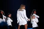 Popstjernen Taylor Swift har tidligere holdt sig fra ethvert politisk udsagn, men i Netflix-dokumentaren 'Taylor Swift: Miss Americana' har piben fået en ganske anden og politisk lyd. 
   
   Foto: Mario Anzuoni/Ritzau Scanpix