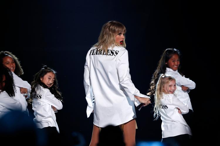 Popstjernen Taylor Swift har tidligere holdt sig fra ethvert politisk udsagn, men i Netflix-dokumentaren 'Taylor Swift: Miss Americana' har piben fået en ganske anden og politisk lyd. 
   
   Foto: Mario Anzuoni/Ritzau Scanpix