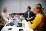 Johanne Schou Hansen (tv), Rasmus Topp Kronvold og Cecilia Vig er førsteårsstuderende på CBS, og har alle været på genopfriskningskursus i matematik.  Foto: Jens Dresling/POLFOTO